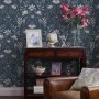 Laura Ashley Vliestapete Parterre Dark Seaspray mit floralem Vintage-Muster im Wohnraum.