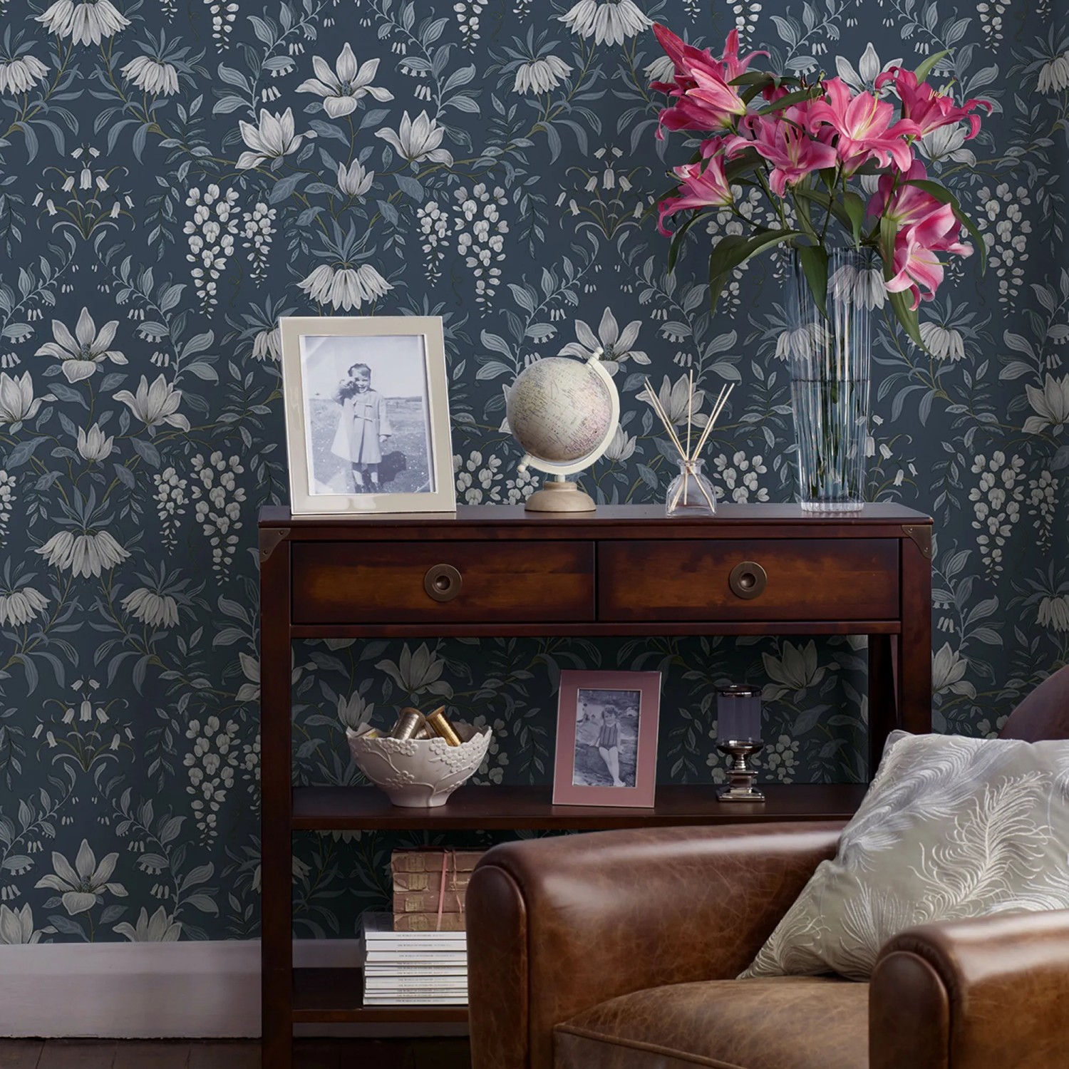 Laura Ashley Vliestapete Parterre Dark Seaspray mit floralem Vintage-Muster im Wohnraum.