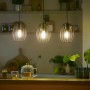 Drei Philips E14 LED Kerzenlampen (5,2W) in Pendelleuchten über einer Küchentheke.