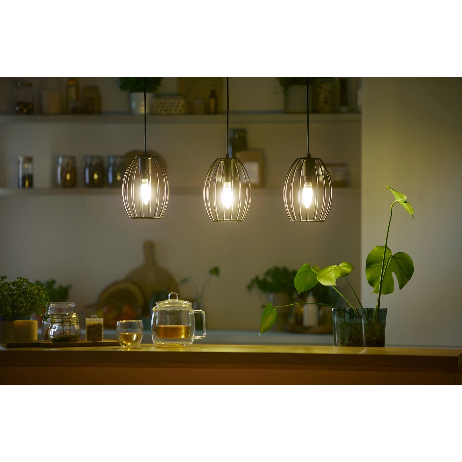 Drei Philips E14 LED Kerzenlampen (5,2W) in Pendelleuchten über einer Küchentheke.