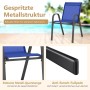 Blauer stapelbarer Gartenstuhl mit schwarzem Metallgestell, atmungsaktivem Stoff, Armlehnen, robuster Querstange, Anti-Rutsch-Füßen.