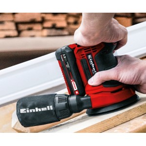 Einhell Akku-Exzenterschleifer TE-RS 18 Li mit Staubfangsack beim Schleifen von Holz.