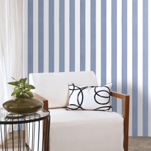 Dekorative Sanders & Sanders Vliestapete mit vertikalen blauen und weißen Streifen an einer Wand in modernem Raum.