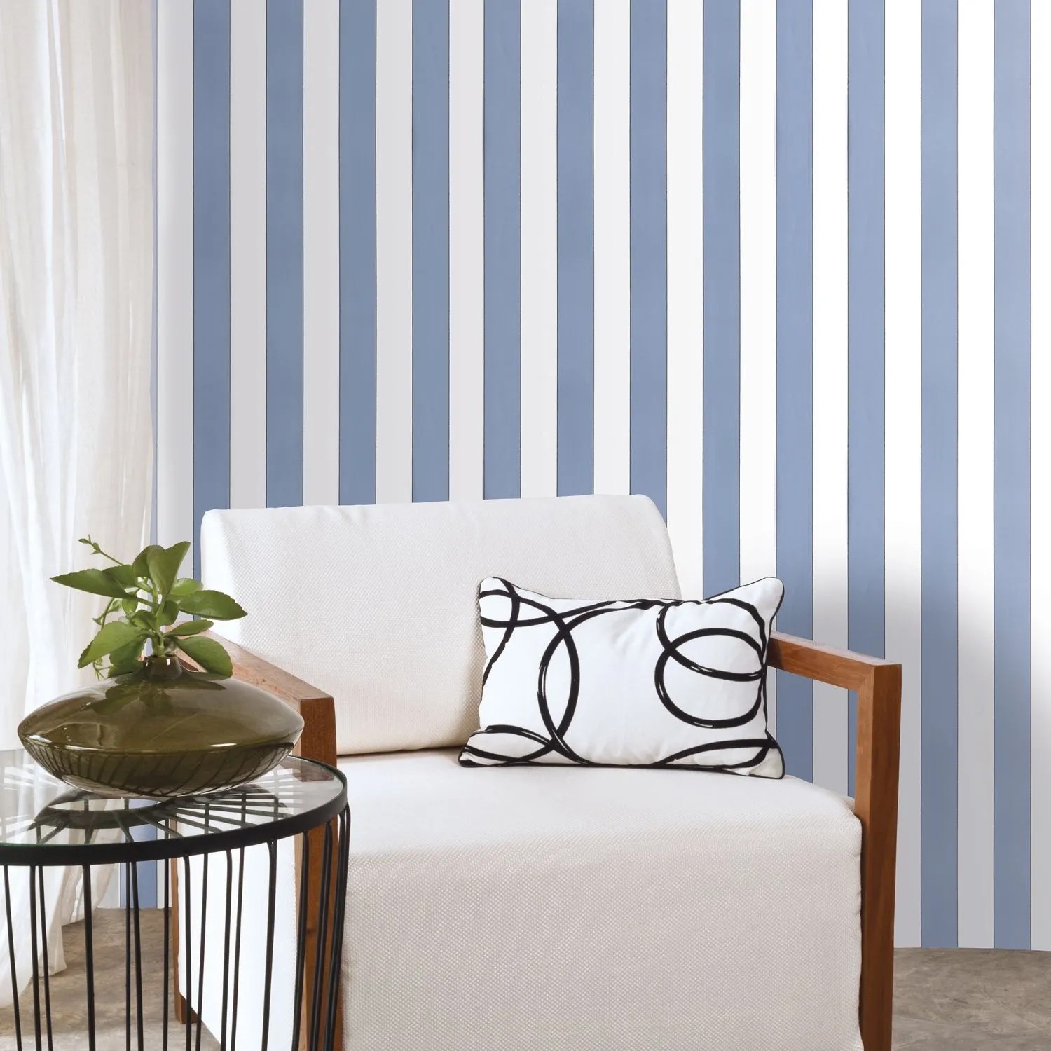 Dekorative Sanders & Sanders Vliestapete mit vertikalen blauen und weißen Streifen an einer Wand in modernem Raum.