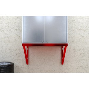 Silberfarbener Wandschrank mit roter Halterung und Reifen im Hintergrund.