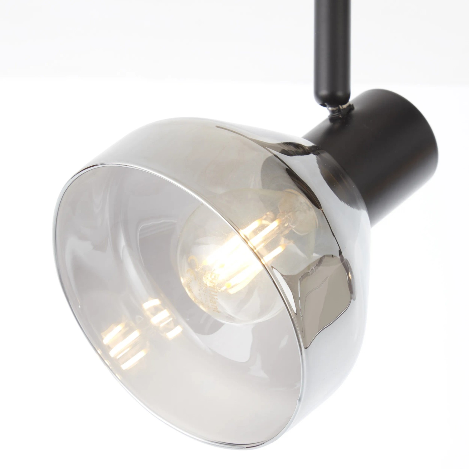 Detailaufnahme: Schwarzes, 4-flammiges Spotrohr Reflekt mit Rauchglas-Schirmen und E14 Fassung.