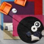 Collage verschiedener KARAT Shaggy Teppiche in Beige, Schwarz, Rot, Pink, Lila und Blau. Wohnteppich mit Möbeln.