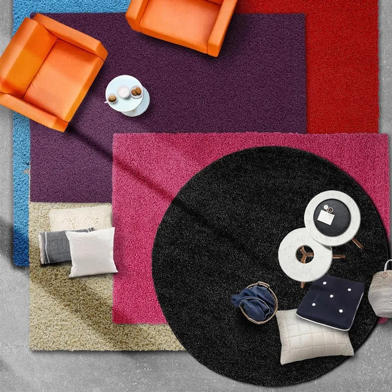 Collage verschiedener KARAT Shaggy Teppiche in Beige, Schwarz, Rot, Pink, Lila und Blau. Wohnteppich mit Möbeln.
