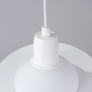 Detailaufnahme der weißen Sollux Lighting Hyperion 1 Pendelleuchte. Moderne Lampe für Wohnzimmer und Esszimmer.