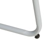 Graues Metall-Tischbein des runden Gartentisches mit schwarzem Fußgleiter. Robust für Outdoor.