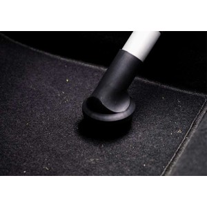 Einhell Teppichbürste rund im Einsatz auf einem dunklen Teppichboden.