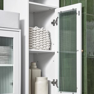 Weißer SoBuy Hochschrank BZR118-W mit Glasfront, offenen Fächern und Badutensilien.