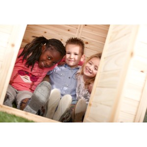 Kinder im unbehandelten Zedernholz Spielhaus Noa von OBI.
