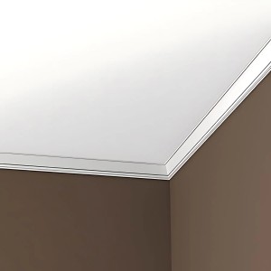 Weiße PROFHOME Eckleiste aus Polyurethan (200 cm) als Deckenleiste im Raum.