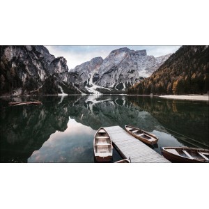 Wandbild Giclèe Wildsee: Bergsee mit Booten an einem Holzsteg, Spiegelung im Wasser.