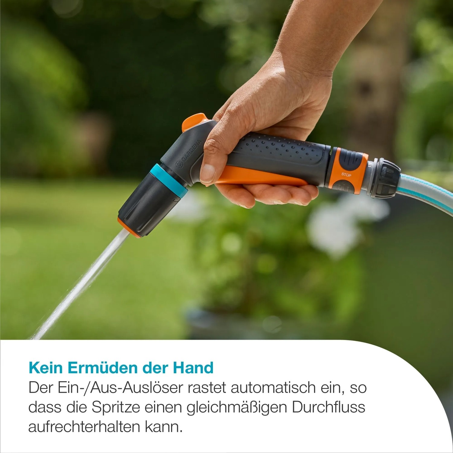 Hand hält Gardena Reinigungsspritze Classic, Wasserstrahl sichtbar.