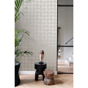 Origin Luxury Vliestapete mit großen, verwitterten Kugeln in Taupe. Modernes Design für stilvolle Wandgestaltung im Wohnraum.