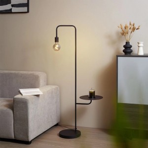 Moderne, schwarze QAZQA Stehleuchte Ostrich mit rundem Tisch im Wohnzimmer.