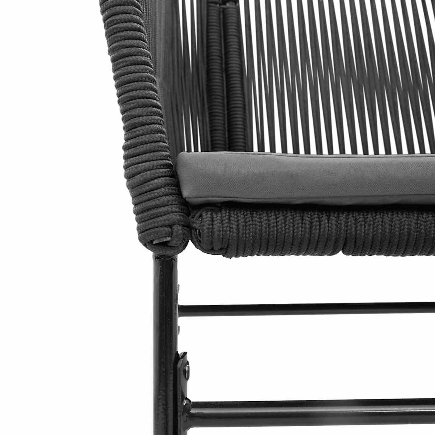 Detailaufnahme: Schwarzer Gartenstuhl aus Rattan mit grauem Kissen, Teil der vidaXL Essgruppe.