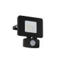 Schwarzer Eglo LED-Außenstrahler Faedo 3 mit Bewegungsmelder, 13,5x11cm.