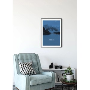 Komar Wandbild Word Lake Blue (30x40 cm) mit Bergsee-Motiv im Wohnraum.