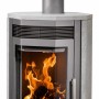 Justus Kaminofen Usedom 7, gussgrau mit Speckstein, 7 kW, Energieeffizienzklasse A. Kamin mit Holzfach und Feuer.