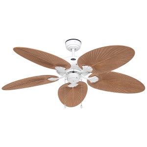 Weißer CASAFAN Outdoor Deckenventilator mit Palmenblatt-Flügeln und Zugketten.