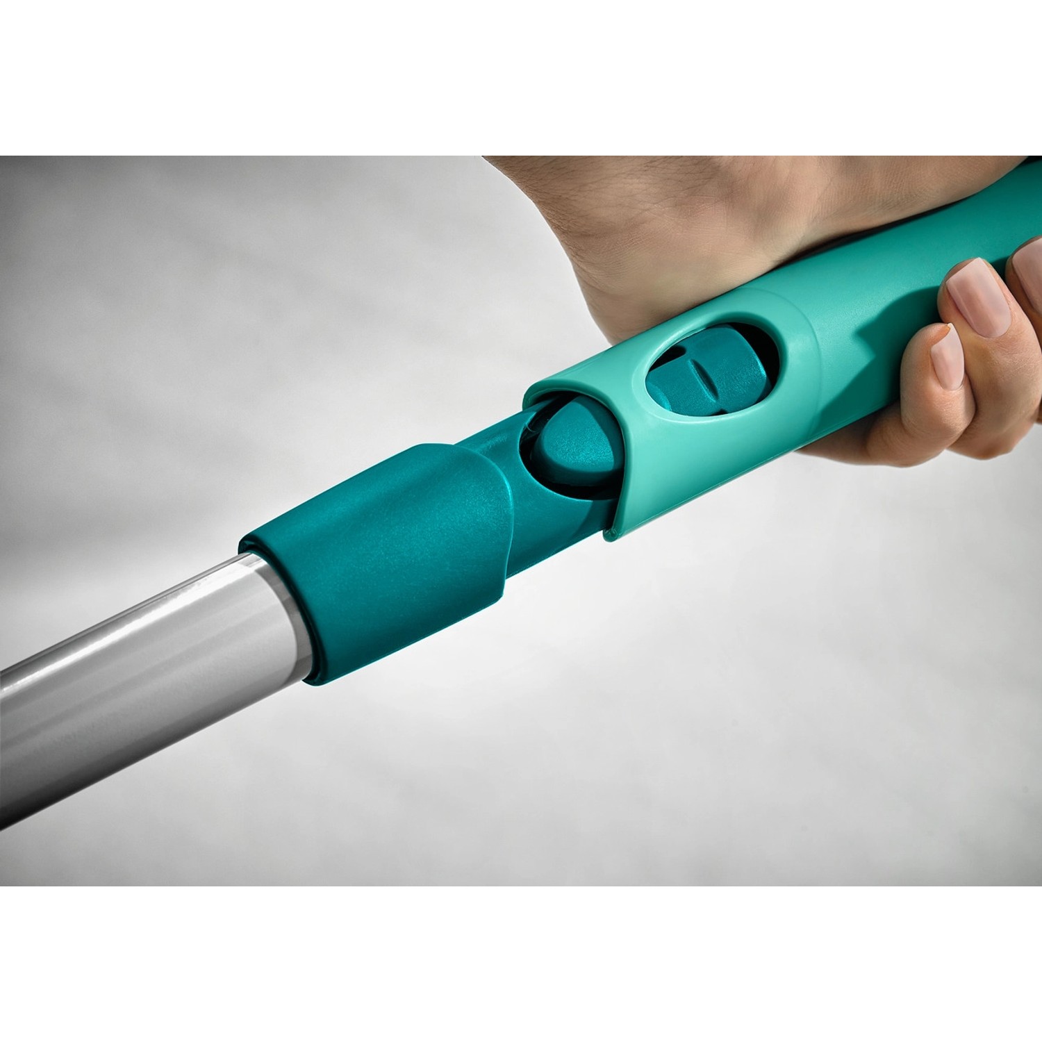 Detailaufnahme: Leifheit Fensterabzieher Window Slider M mit Click-System und beweglichem Gelenk.