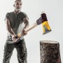 Mann mit Halder Spaltaxt Simplex (Ø 50mm) und Hickorystiel beim Holzspalten.