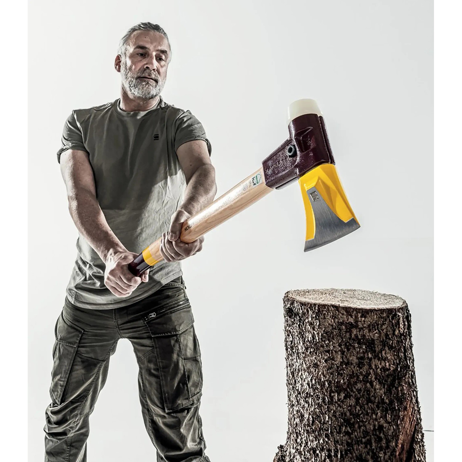 Mann mit Halder Spaltaxt Simplex (Ø 50mm) und Hickorystiel beim Holzspalten.