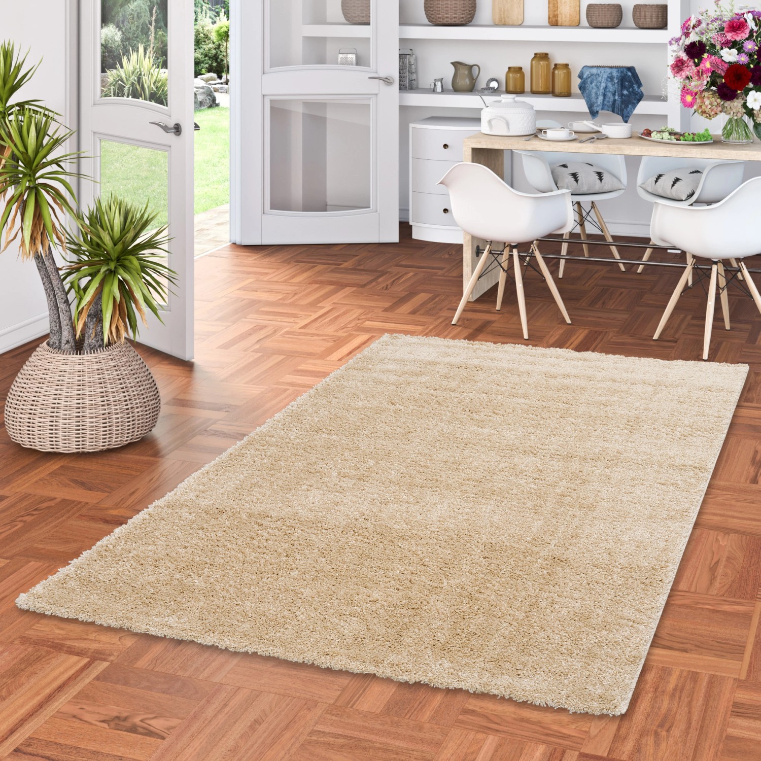 Beiger Hochflor-Teppich Aloha von Pergamon, 200x200 cm, im Wohnraum auf Holzboden.