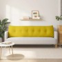 Langes gelbes Samt-Rückenkissen mit Knopfheftung auf hellem Sofa. Perfekt für Komfort im Wohnzimmer.