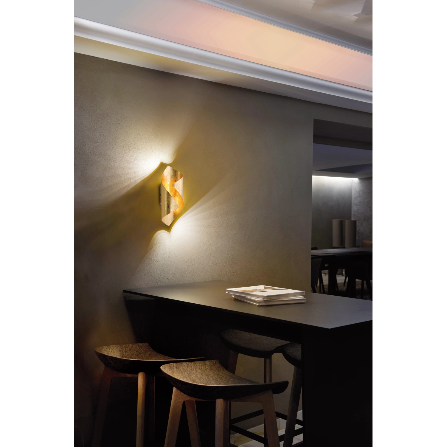 Goldene LED-Wandleuchte Nevis von Paul Neuhaus, moderne Deckenleuchte für stimmungsvolles Licht.