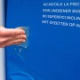 Anwendung von transparentem T-Rex Waterproof Tape zur Reparatur eines Pools im Außenbereich.