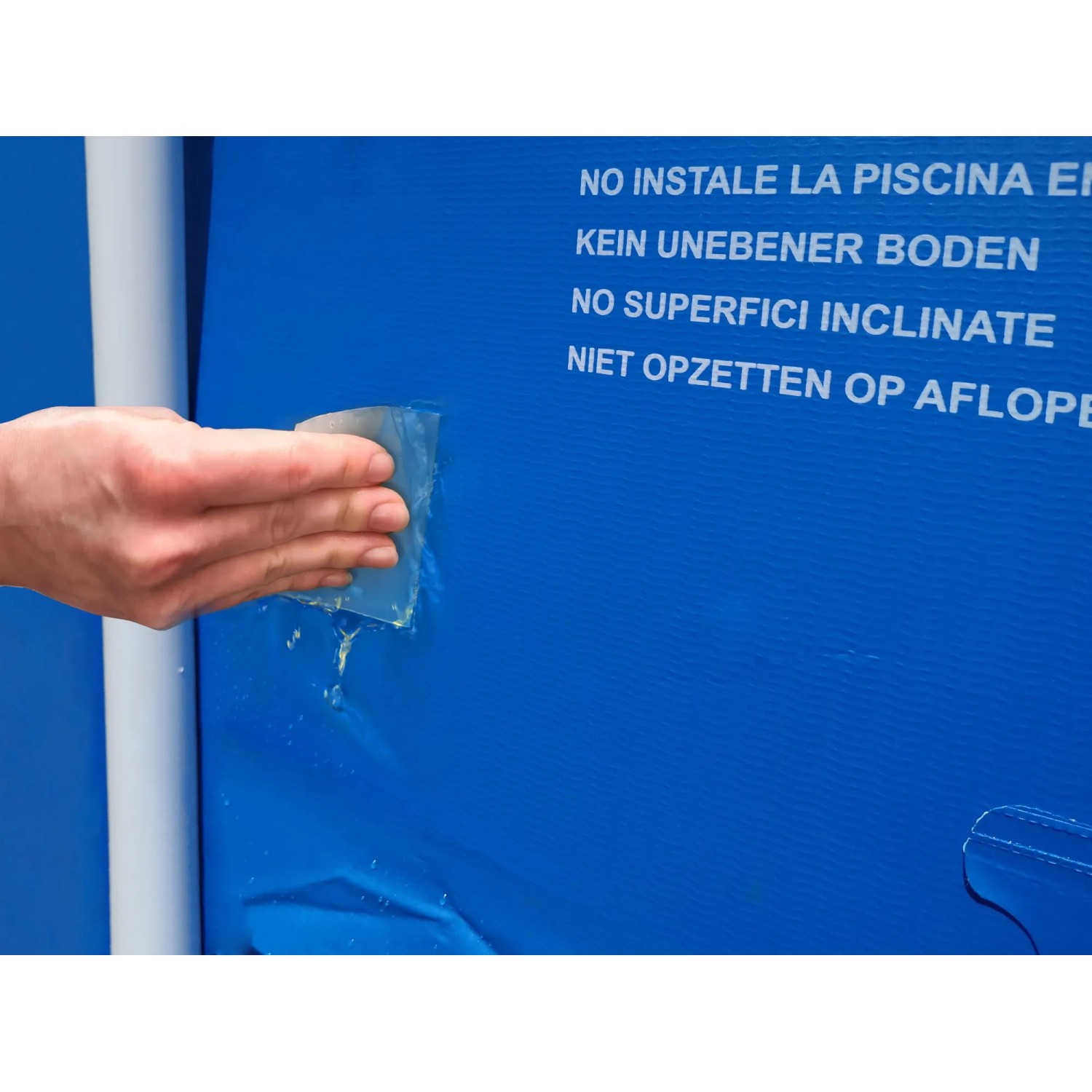 Anwendung von transparentem T-Rex Waterproof Tape zur Reparatur eines Pools im Außenbereich.