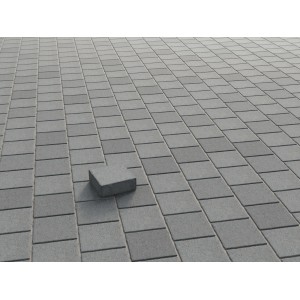 Verlegte, anthrazit-nuancierte Etrusco Beton Pflastersteine 14x14x5 cm, gekollert.