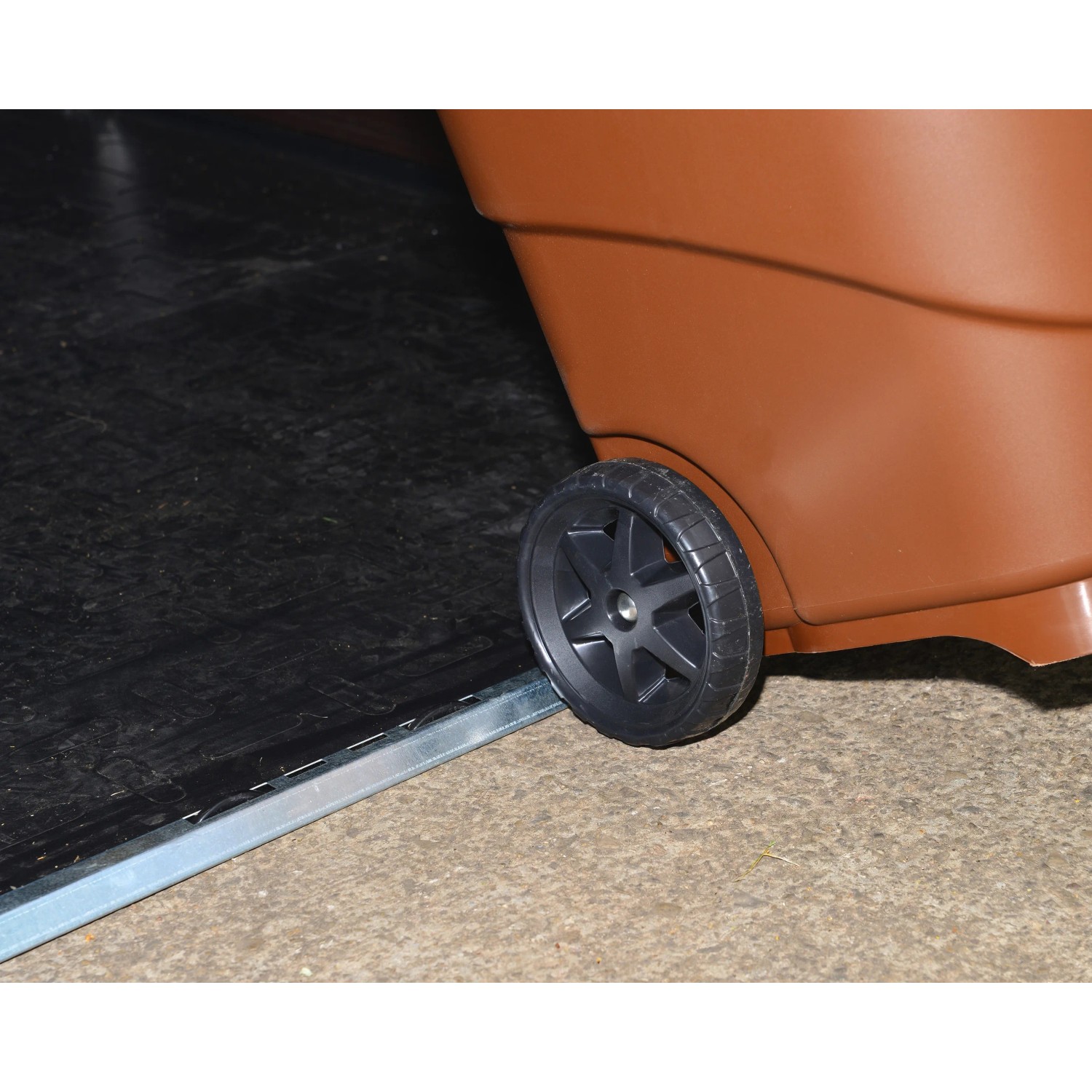 Detailaufnahme: Braunes Palram Canopia Gerätehaus 1.9 x 3 mit Rad für leichten Transport.