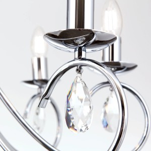 Detailaufnahme: Kristall-Kronleuchter Alessia mit Chromgestell und Kristallanhängern. Lampe für stimmungsvolle Beleuchtung.