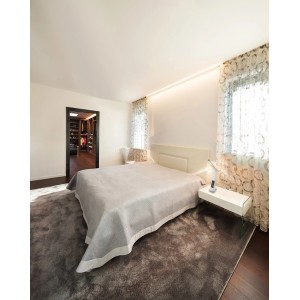 Globo LED-Tischleuchte Sophie Weiß auf Nachttisch im Schlafzimmer.