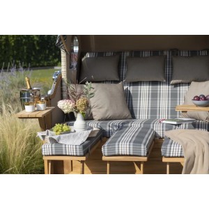 Komfortabler XXL Strandkorb Westerland aus Teakholz mit Bullauge und karierten Polstern.