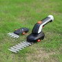 Yard Force Akku-Grasschere & Strauchschere Vita, 6-teilig mit 4V Akku auf Rasen.