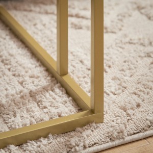 Detailaufnahme: Goldfarbenes Gestell des SoBuy Beistelltisch FBT87-G auf Teppich.
