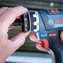 Bosch Professional Akku-Bohrschrauber GSR 12V-15 FC mit Bohrfutteraufsatz in Händen.
