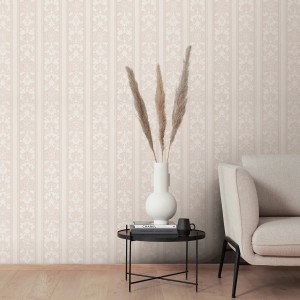 Beige Bricoflor Papiertapete mit Muster im Raum, kombiniert mit Sofa und Dekoration.
