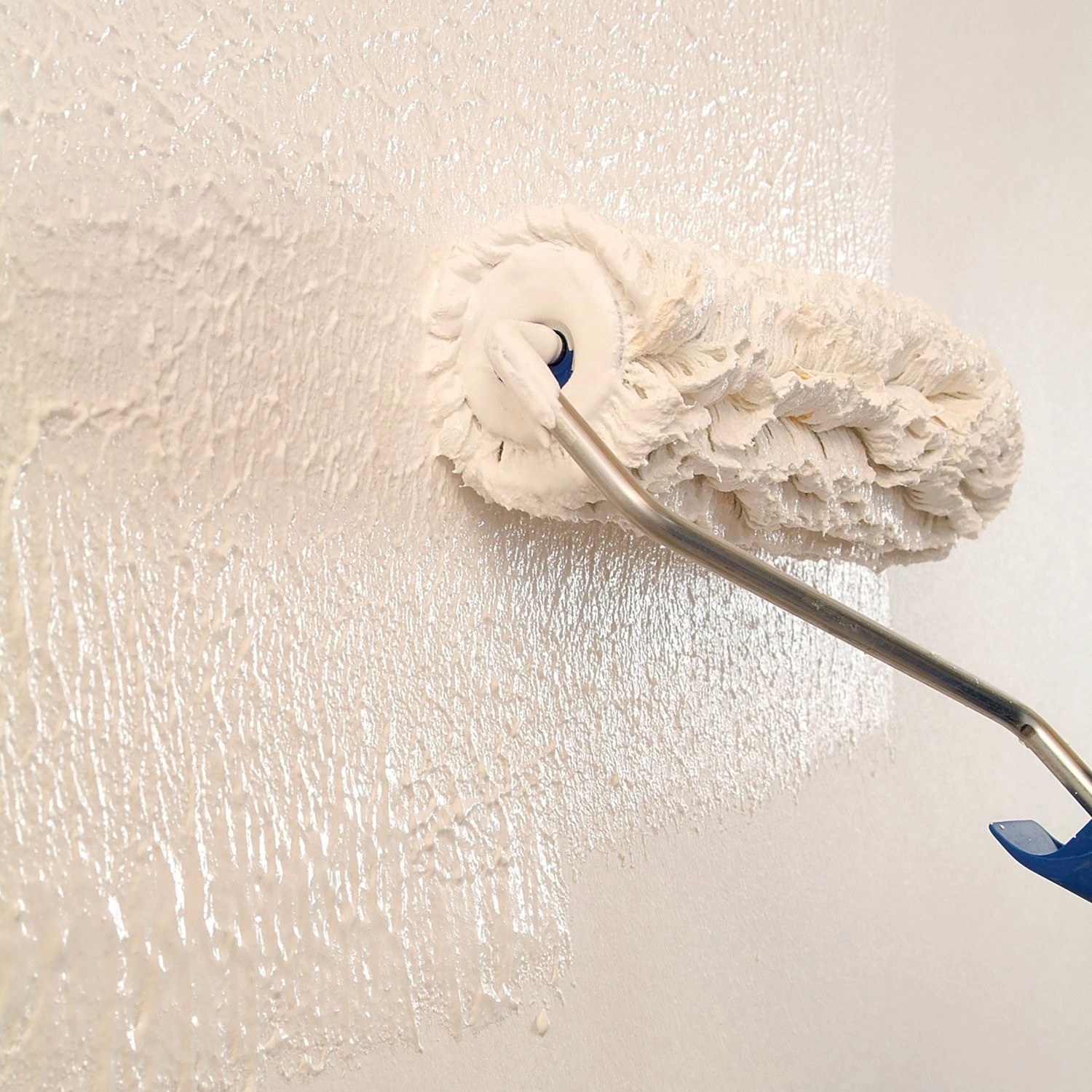 Auftragen von Knauf Easy Putz Schneeweiß mit einer Farbwalze auf eine Wand.