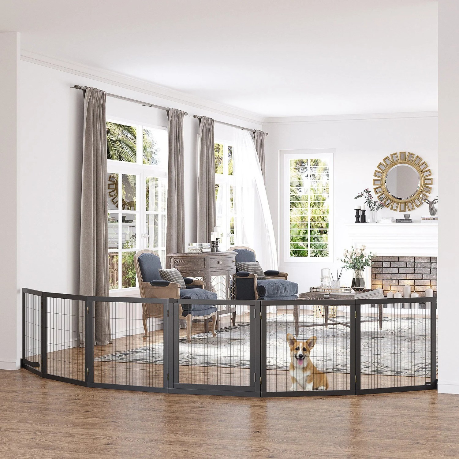 PawHut Türschutzgitter aus dunkelgrauem Holz mit Metallgitter und Fußstützen, freistehend im Wohnzimmer. Ein Hund.