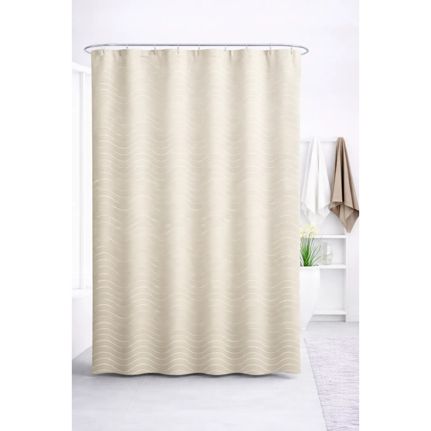 Beiger Euroshowers Duschvorhang mit Wellenmuster, Metallösen und Duschvorhangringen.