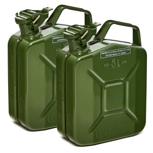 Zwei olivgrüne 5L BW Kraftstoffkanister aus Metall, TÜV-geprüft, für Benzin und Diesel.
