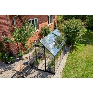 Halls Gewächshaus Qube 610, 6,4 m², schwarz, mit geöffnetem Dachfenster im Garten.
