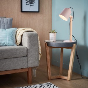 Rosa Tischleuchte Swivel von Brilliant auf Beistelltisch im Wohnzimmer.